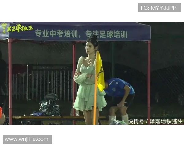 侯默化身足球明星女生展现青春活力与运动魅力
