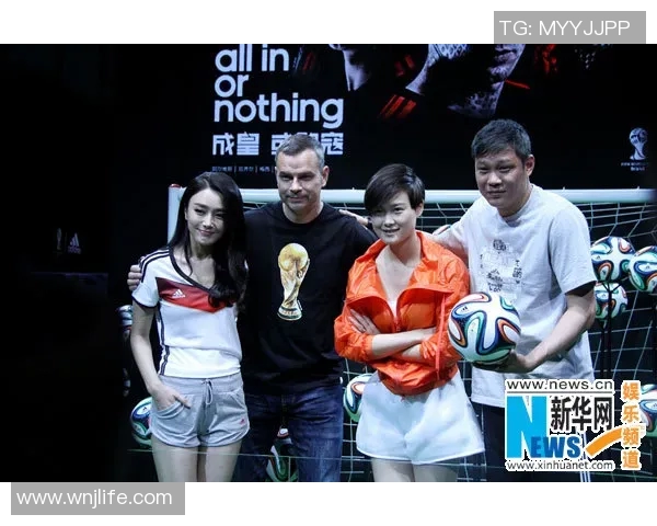 足球明星携妻子共赴盛典红毯闪耀瞬间引发媒体热议与粉丝狂欢