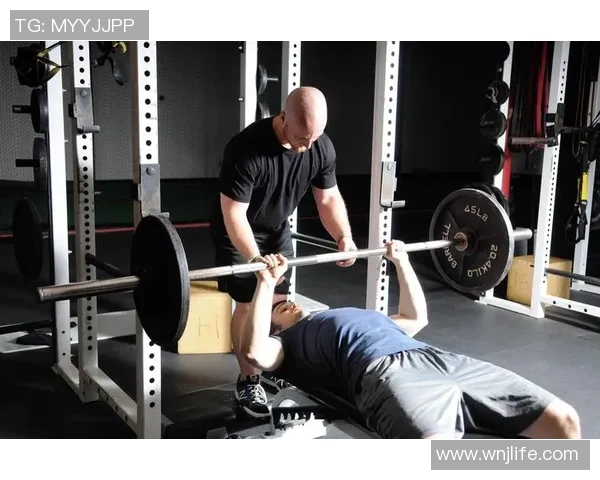 哑铃练胸肌的有效动作图解与详细步骤解析助你打造完美胸部线条